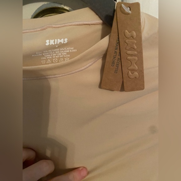 SKIMS sand fits everybody long sleeve crew neck bodysuit (M) - Picture 4 of 5